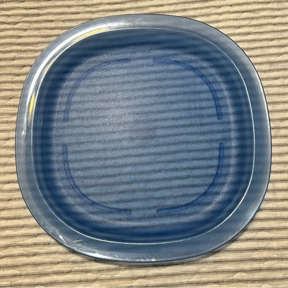 Vintage Tupperware Blue 9.5” microwaveable square luncheon plates (set of 4) - Picture 4 of 7